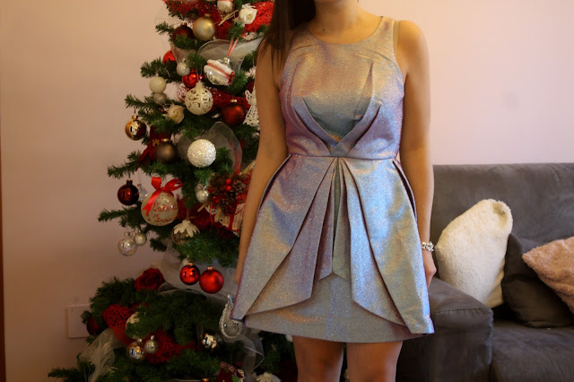 Idea outfit per le feste Natalizie: con un vestito dai riflessi azzurri e lilla