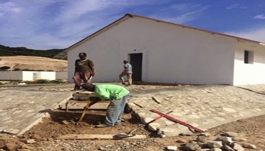 Misioneros construyendo casas