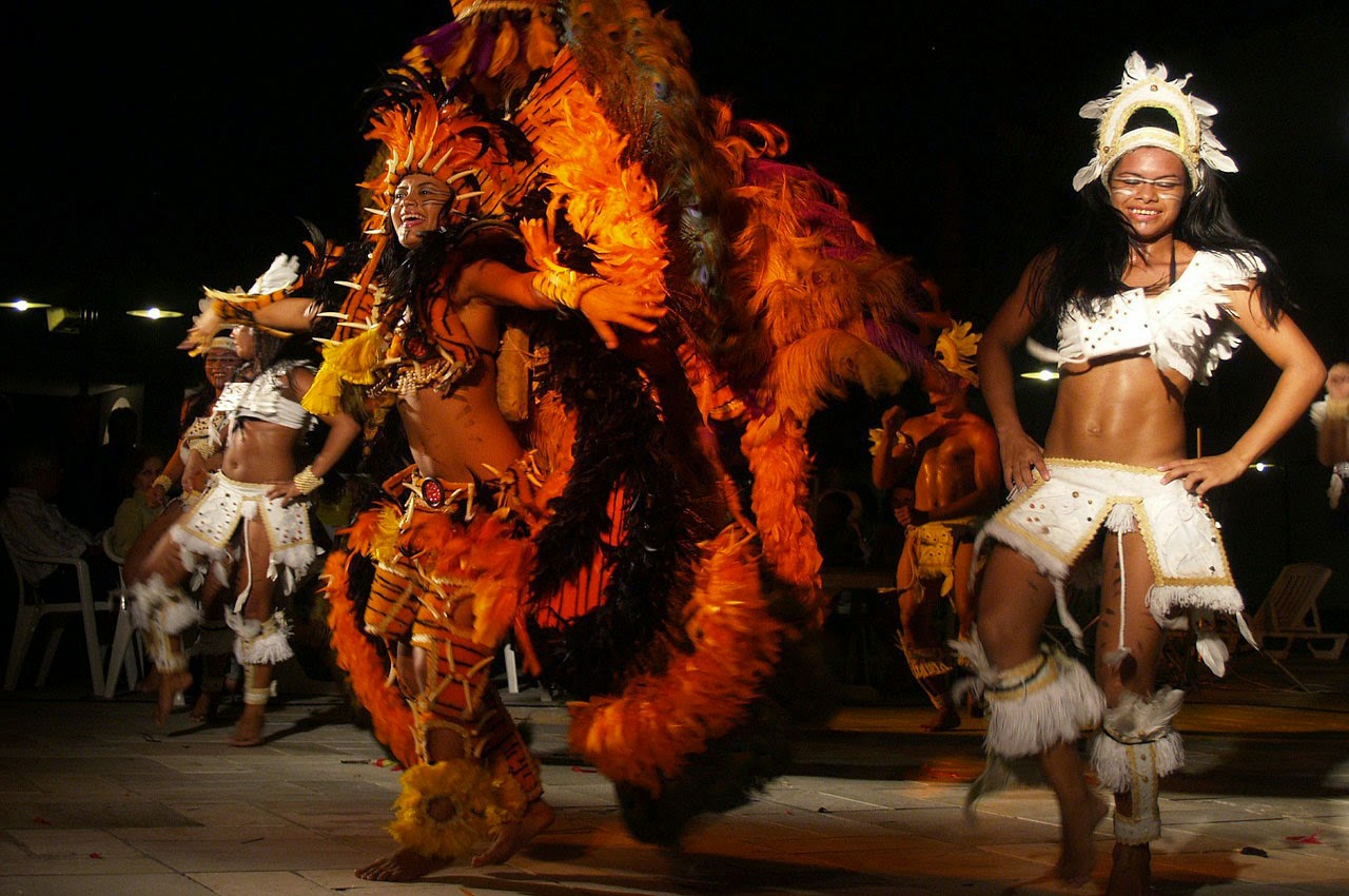 discriminación racial en Brasi- mujer mulata brasilena bailando 