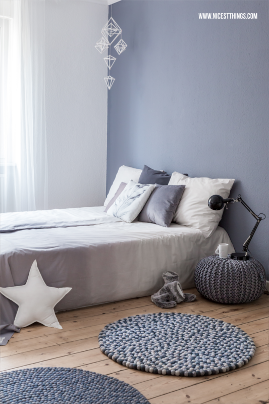 Filzkugelteppich Kugelteppich grau rund Schlafzimmer #filzkugelteppich #kugelteppich #schlafzimmer #bedroom #feltballrug