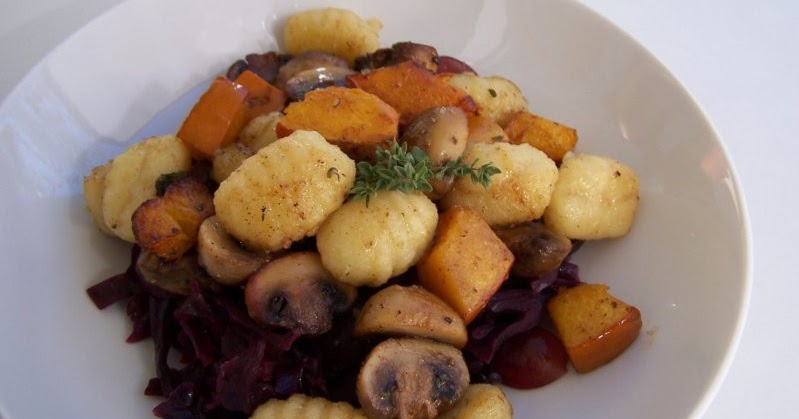 Lecker Bentos und mehr: Rotkohl-Kürbis-Pilz-Pfanne mit Gnocchis