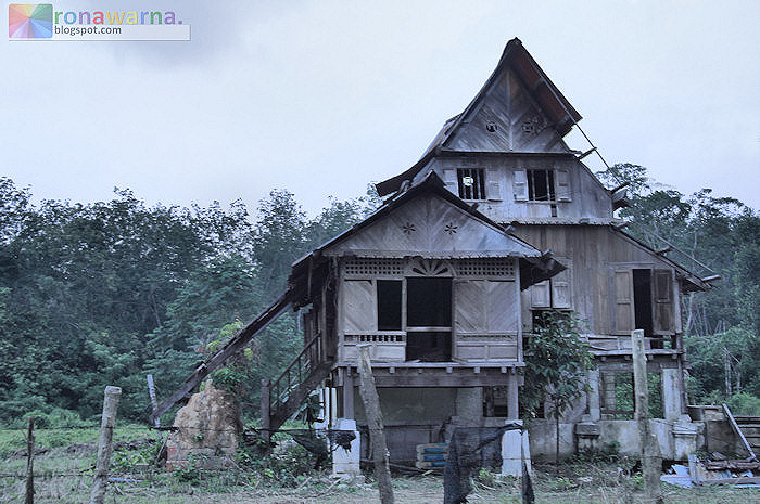 Gubuk Kecil Kembara Jalanan: Rumah usang di kaki gunung