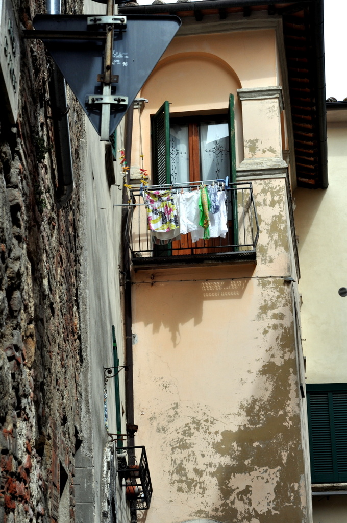 Balcony with Clothesline in Montepulciano, Italy - Photo by Taste As You Go