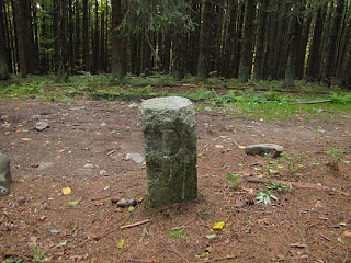 Słupki graniczne z okresu II wojny światowej.