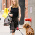 Amanda Seyfried pasea su perro Finn en la ciudad de Nueva York