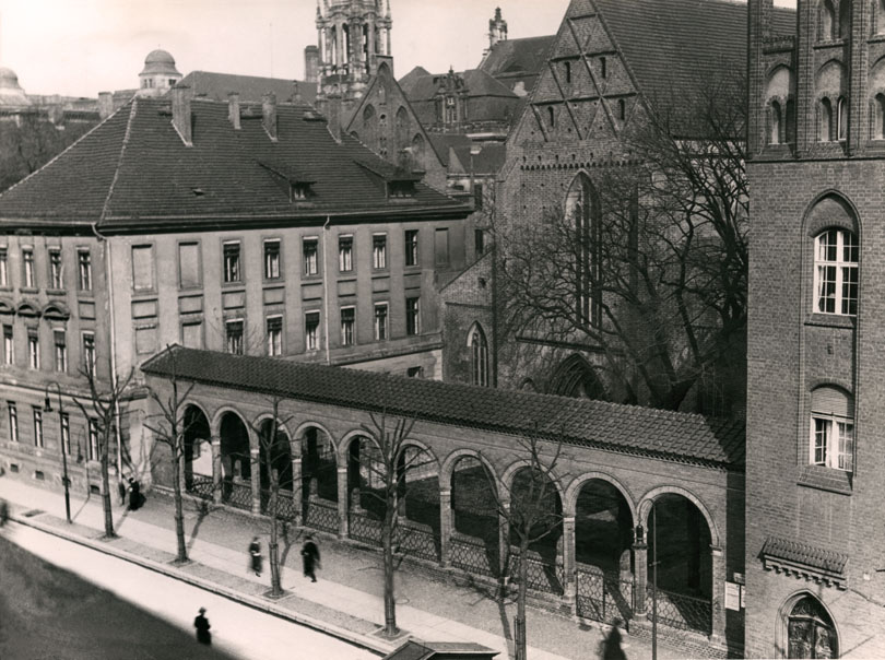 https://2.bp.blogspot.com/-v6A85yaV29s/T0o4nW-IakI/AAAAAAAAG8o/LzXspCkjefQ/s1600/graues_kloster_ansicht_klosterstrasse_1.jpg
