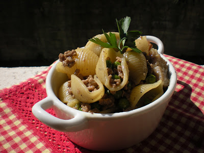 Conchiglie al Ragù bianco con Piselli e Funghi