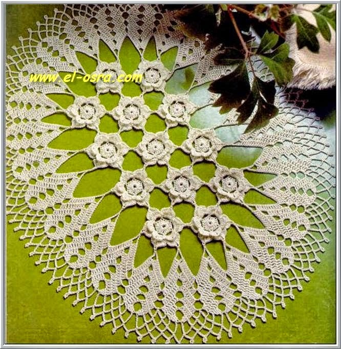 Impactante carpeta con centro de flores 3D tejida con ganchillo