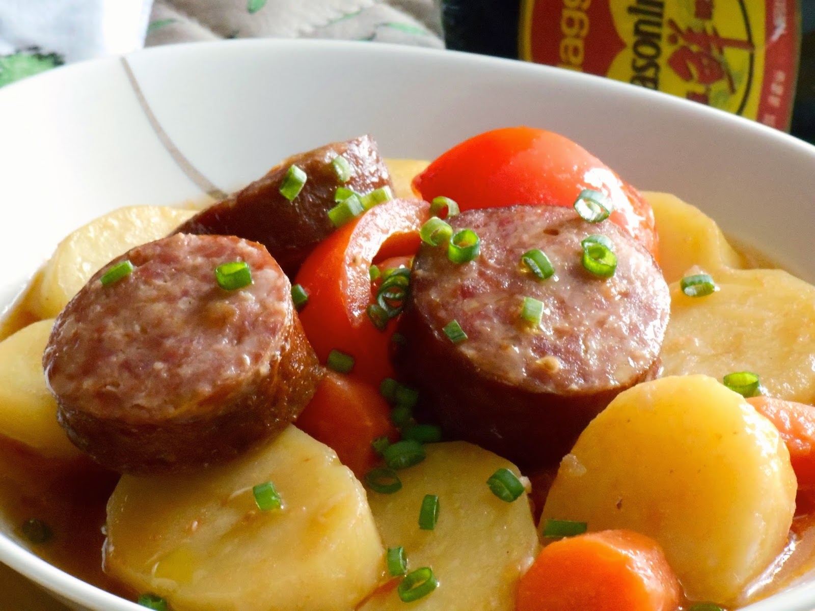 fee kitchen: Ragoût de pomme de terre aux saucisses 美極洋芋燉香腸