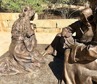 statue of women praying