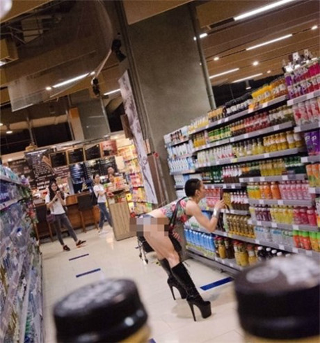 Su that ve chang trai mac quan lot nu di sieu thi - Anh 2