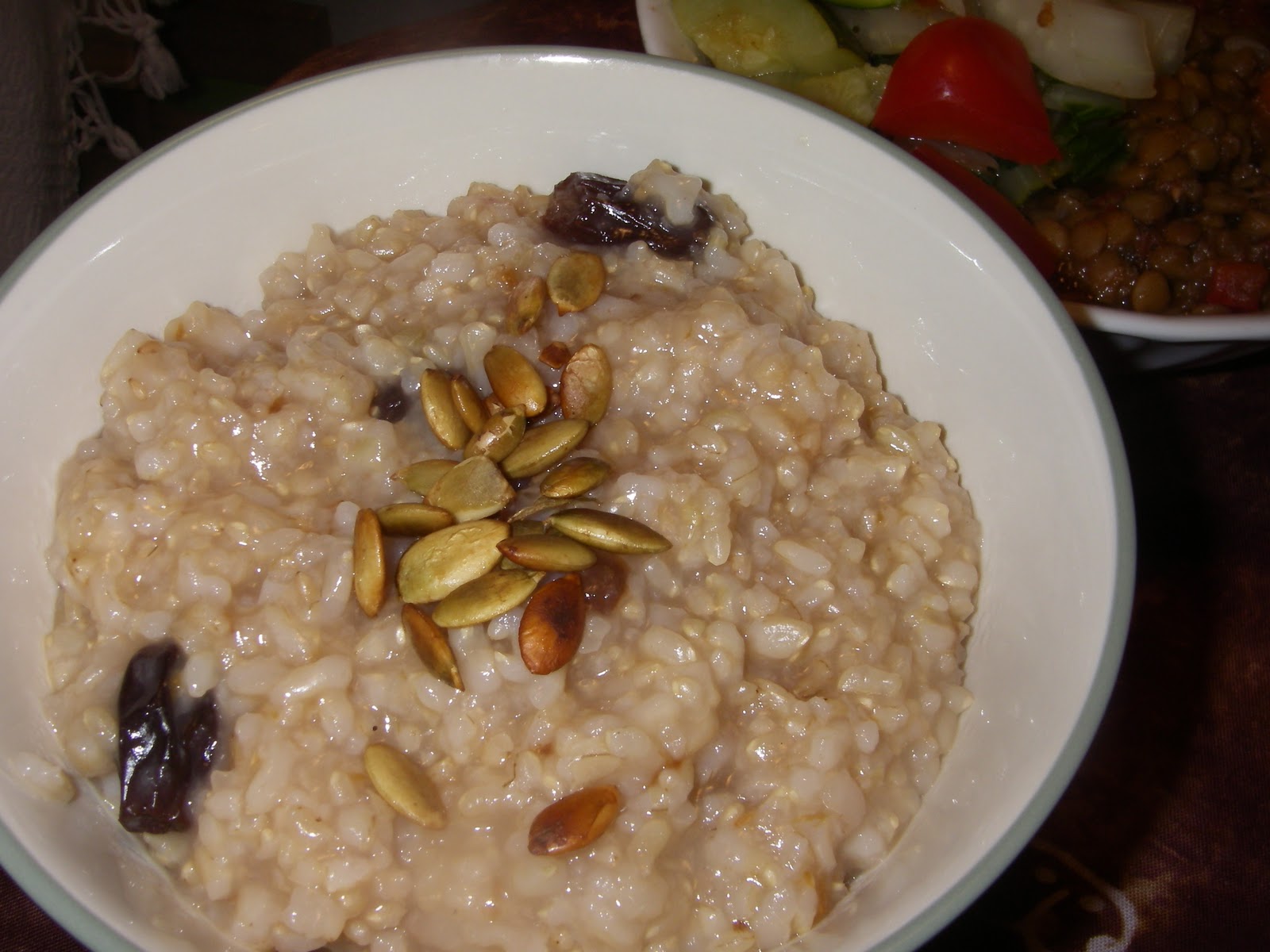 Каша на столе. Каша гречневая рисовая геркулесовая. Перловая каша. Перловая каша в мультиварке на воде. Перловая молочная каша.