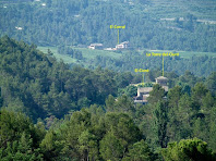 El Corral i el Ciuró amb la seva Torre, vistes amb el zoom mentre ens enfilem pel Serrat de Torroella