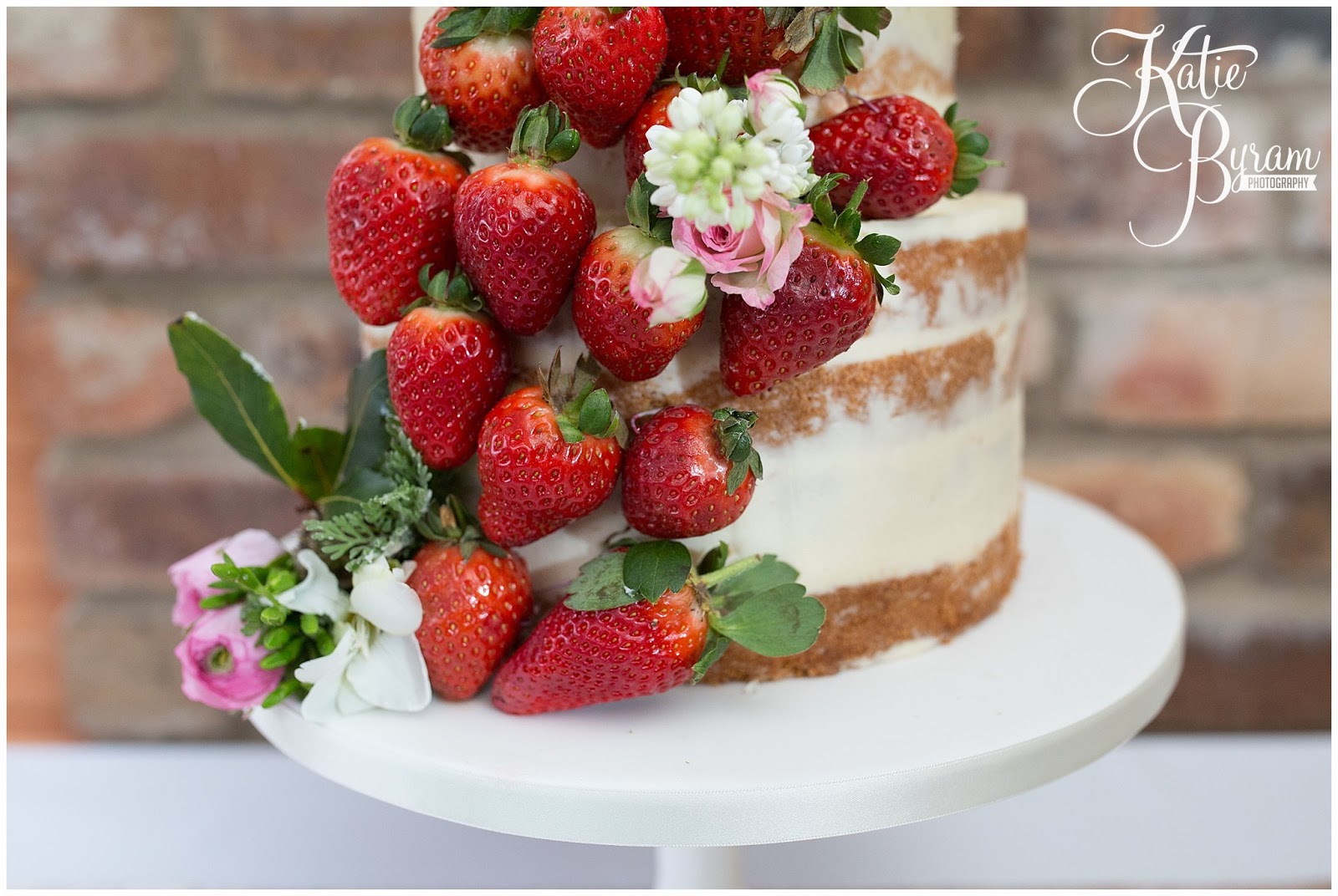 strawberry wedding cake, the master cakesmith, dawn cake maker, newton hall, ellingham hall, alnwick garden, northumberland wedding cake, northumberland wedding, katie byram photography