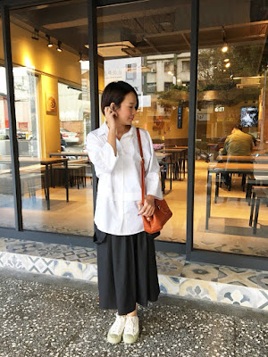 老幫手實穿夏綠蒂的晚餐銅釦吊帶裙