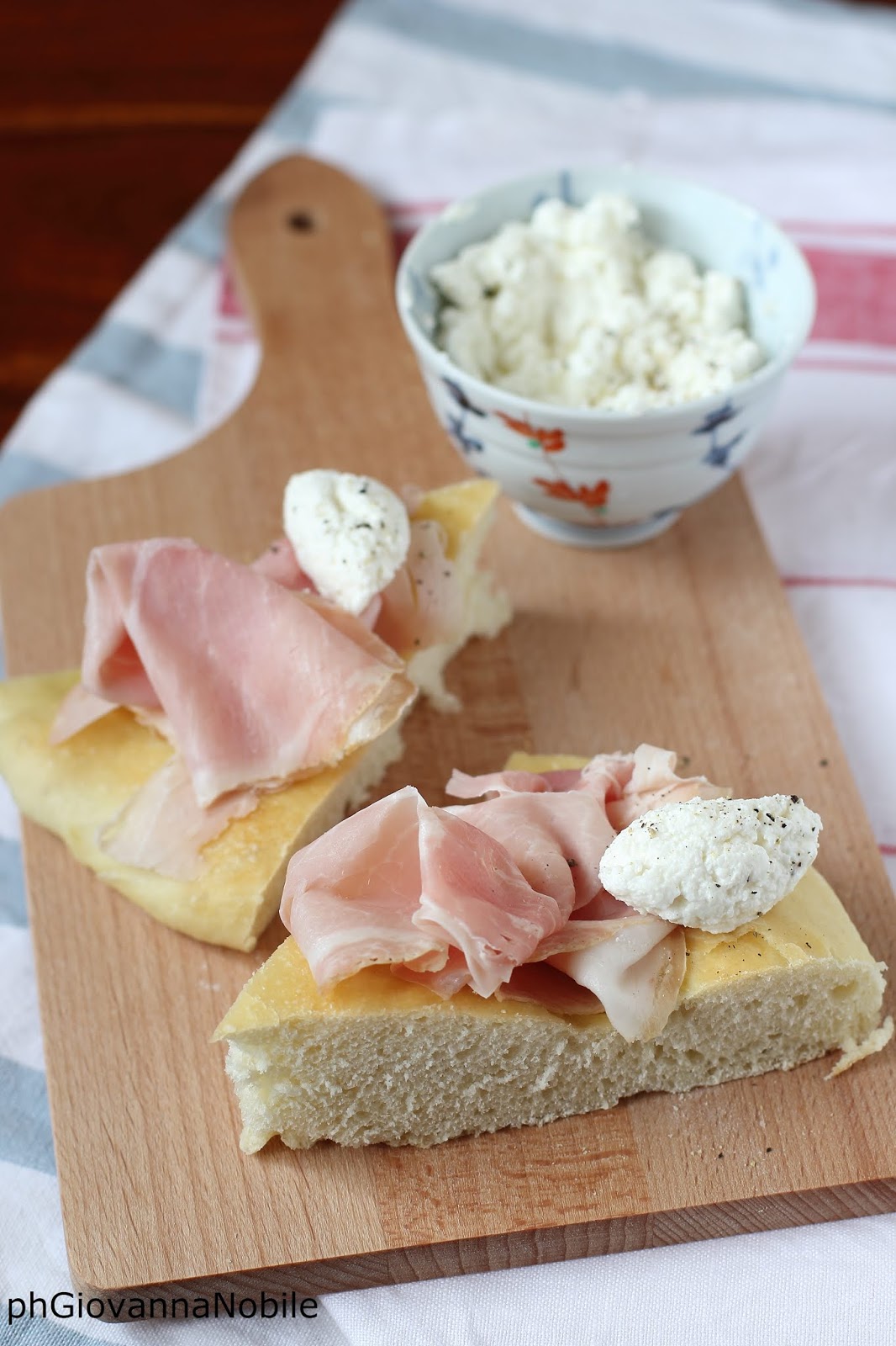 Tranci di focaccia di kamut con prosciutto cotto e quenelle di ricotta la cuoca eclettica
