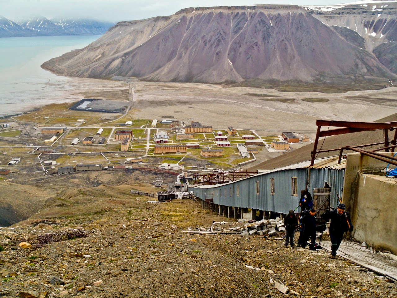 Pyramiden desde las minas de carbón