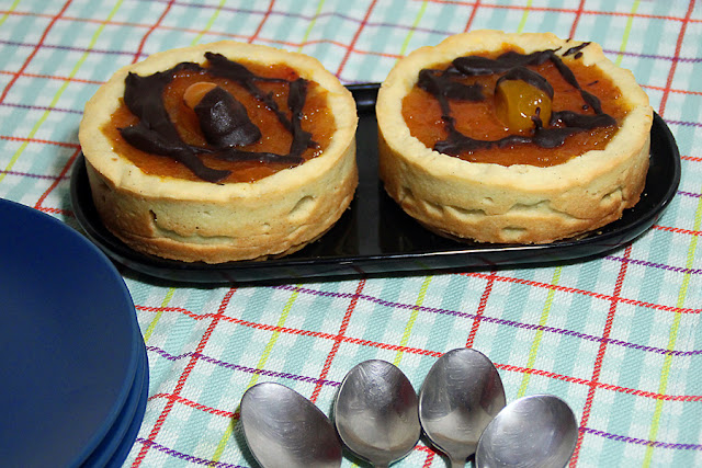 Tarta de galleta, queso y quinotos