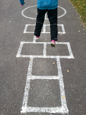 How to Earn the Junior Girl Scout Playing the Past Badge-Step 4 Have some old fashioned fun with games you, the leader, played as a child.