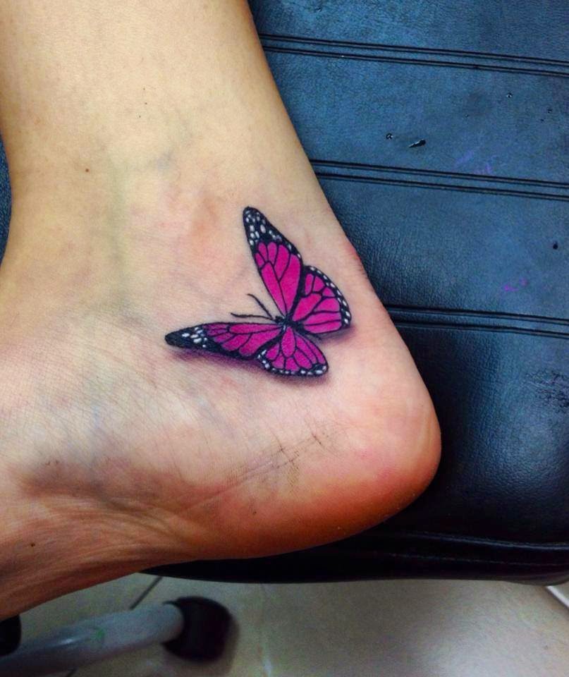 Tatuaje de mariposa en el talón