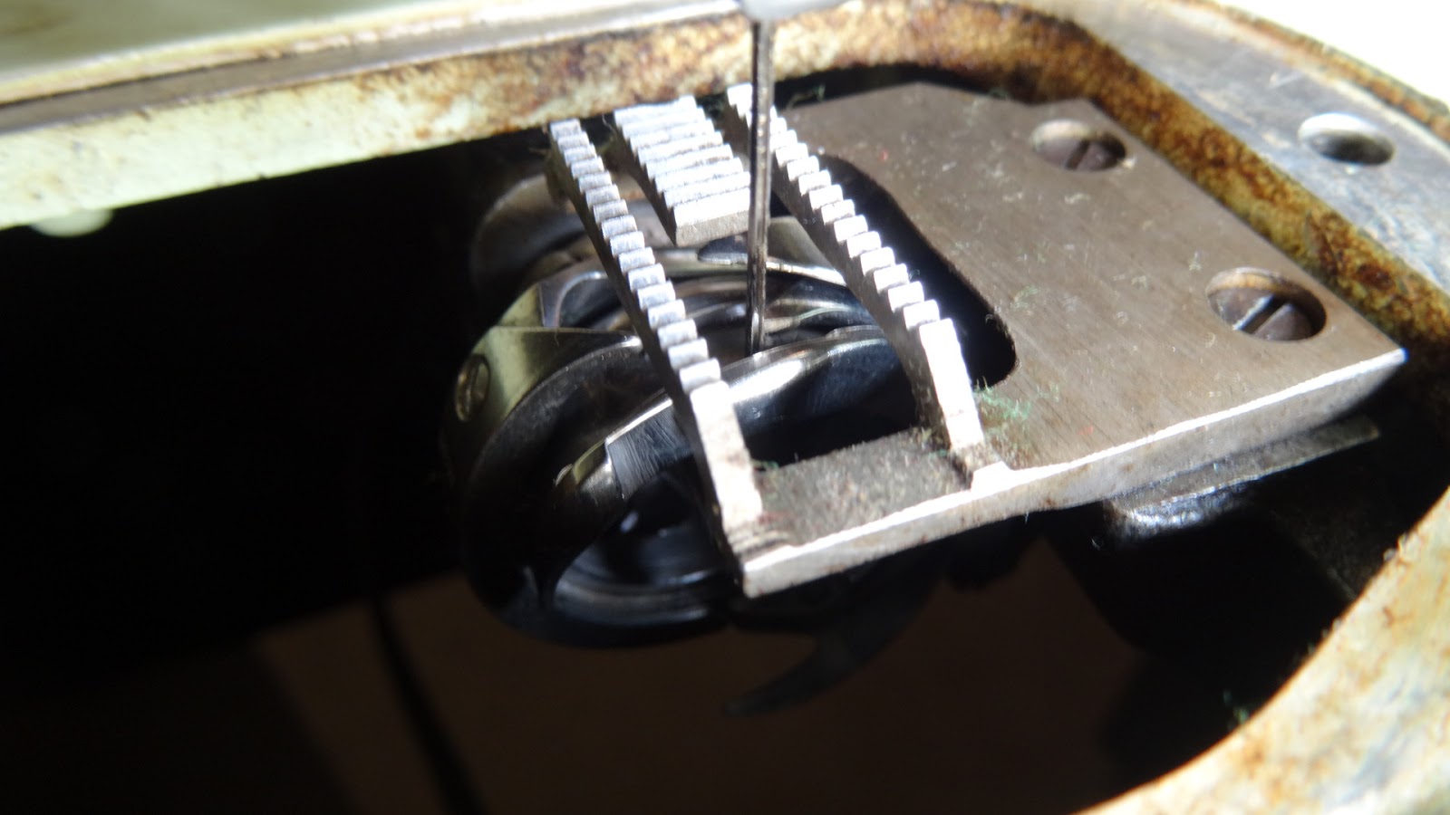 Sewing Machine Nut: Singer 319W - un-sticking the hook shaft and hook