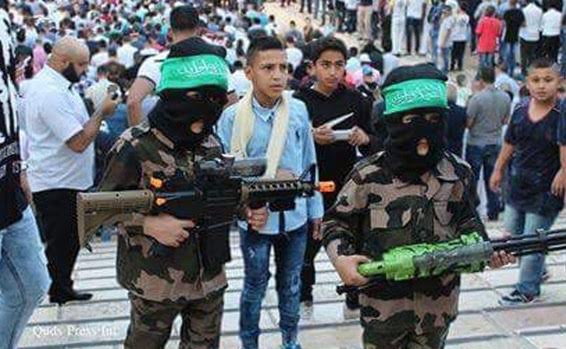 Niños musulmanes celebrando fin del Ramadan vestidos de Terroristas Niños musulmanes celebrando fin del Ramadan vestidos de Terroristas