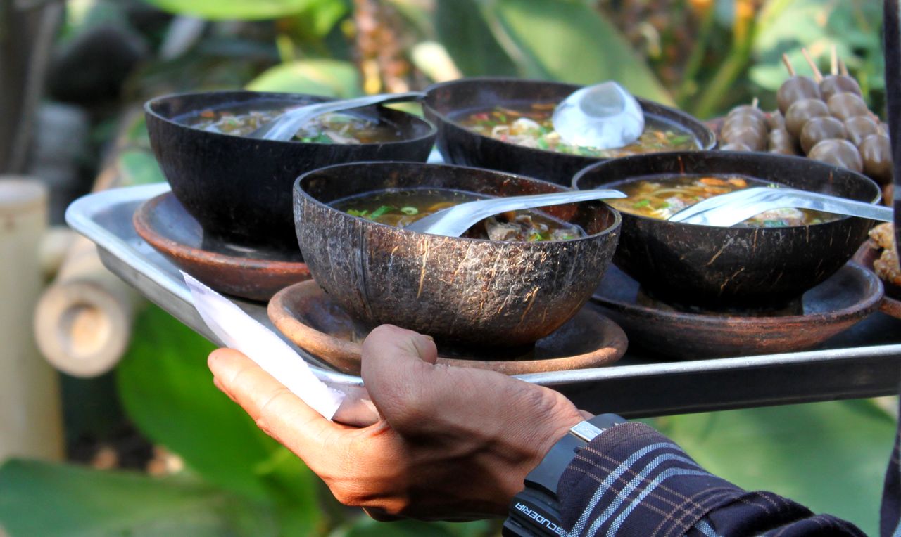 5 Wadah Makanan Unik Tradisional Khas Indonesia
