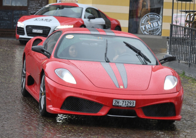 Roter Ferrari 430 Scuderia in Action auf dem Sportscars Day 2018 Roter Ferrari 430 Scuderia bein Sportscar Day 2018 im Regen in Ascona