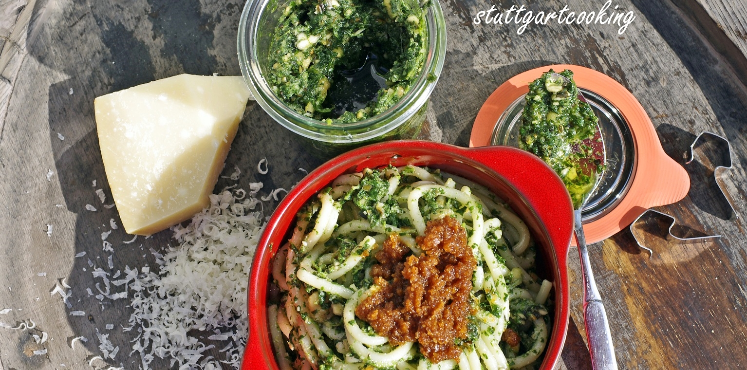 stuttgartcooking: Spaghetti mit Spinat-Pesto und gerösteten Paprika-Bröseln
