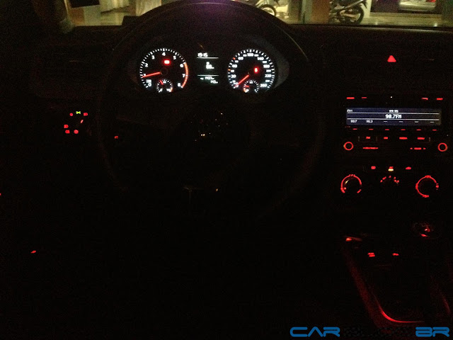 VW Jetta 2013 - interior - painel - iluminação noturna