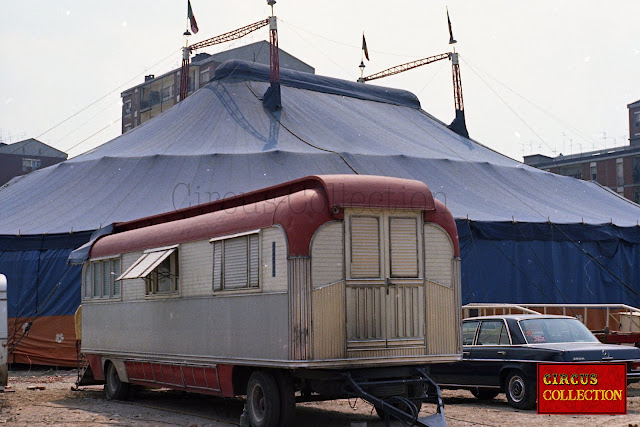 Le cirque Cesare Togni installé à Turin en avril 1973. Photo Hubert Tièche.  Collection Philippe Ros