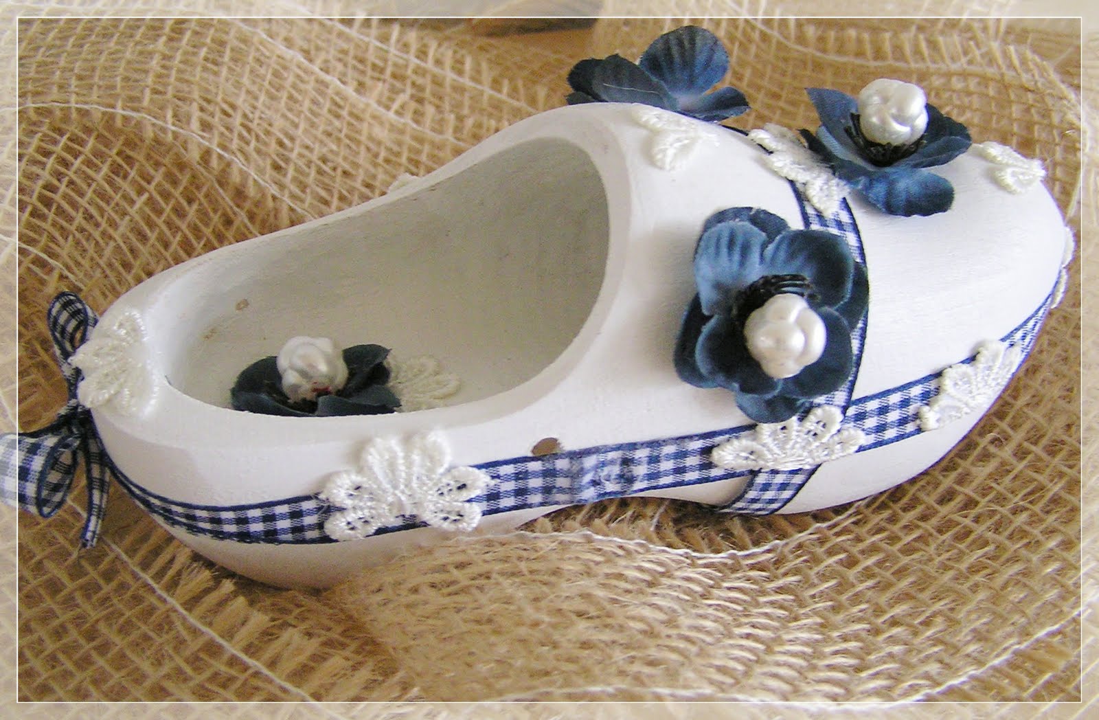 Aggie's frutsels en haar katten "Hollands" klompje....."Dutch" wooden shoe