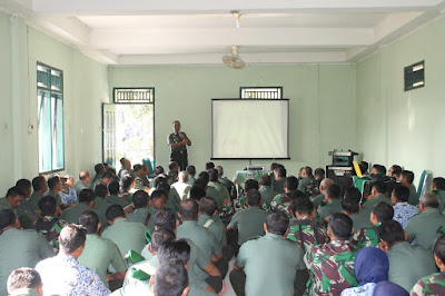 RATUSAN ANGGOTA KODIM SRAGEN NOBAR VIDEO PENGARAHAN KASAD JENDERAL TNI MULYONO