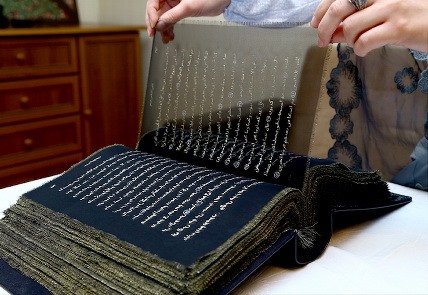 Dibuat Dari Kain Sutera Dan Bertuliskan Tinta Emas, Al Qur’an Ini Sungguh Begitu Indah