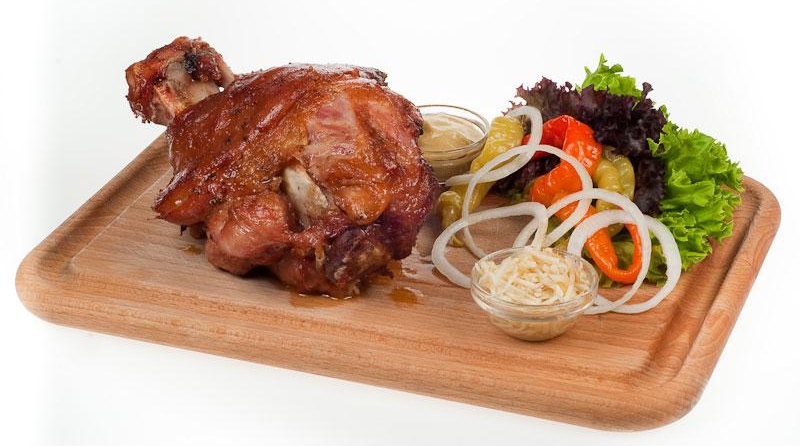 Рулька свиная подача в ресторане