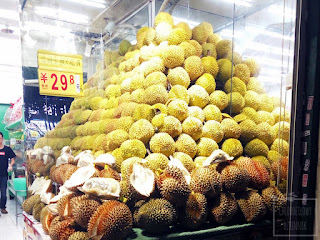 Durian właściwy (Durio zibethinus) - uprawa domowa z nasion. Siew duriana z pestki. Owoc, nasiona i siewka duriana. Jak kiełkuje durian? Jak wysiać duriana? Jak smakuje durian, gdzie w Chinach jedzą duriany?