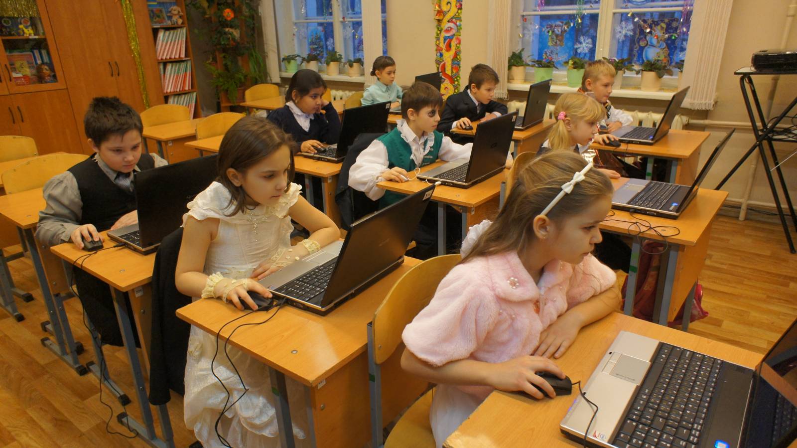 Школы применяют на уроках. ИКТ В начальной школе. Урок в современной школе. ИКТ на уроках. Компьютерные классы.