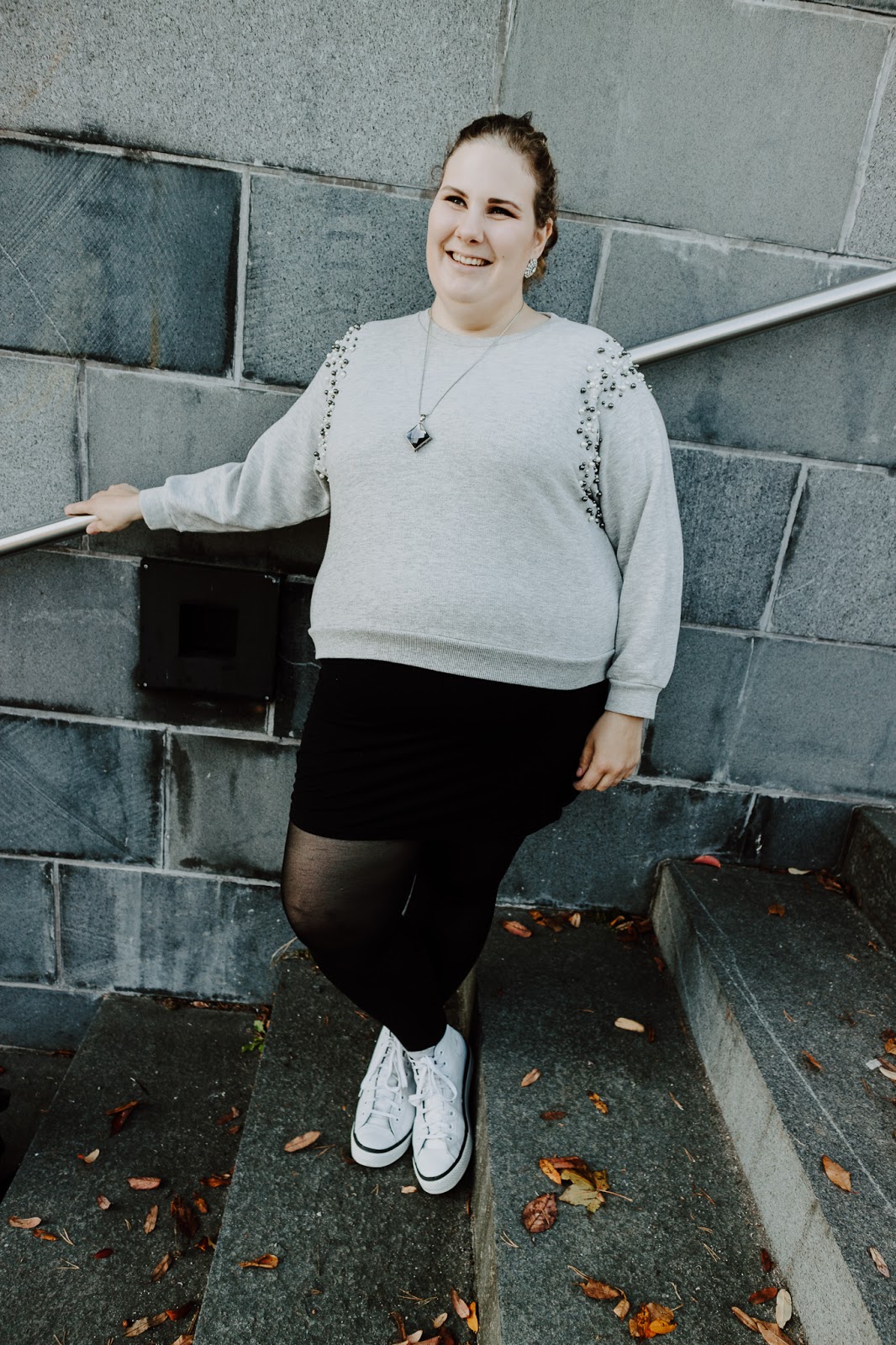 Big mamas home by Jenni S, Kuinka pukea musta mekko 4/4, Asuhaaste, Vaatteet ja asusteet, tyyli tyyli, pukeutuminen, musta mekko, helmikoristeinen collegepusero, asuhaaste,