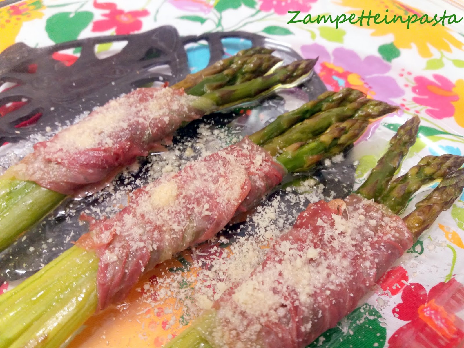 ASPARAGI VERDI CON PROSCIUTTO CRUDO E PARMIGIANO ZAMPETTE IN PASTA