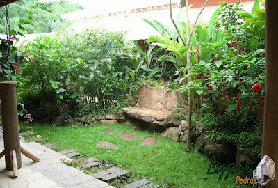 Pisadeira de pedra no jardim, com pedra moledo, para formar caminhos de pedra, pedra com uma média de 40 cm com espessura de 10 cm a 20 cm.