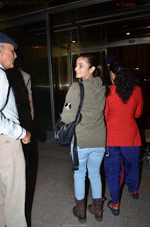 Alia Bhatt In Denim Jeans Airport Look .XYZ Exclusive 11