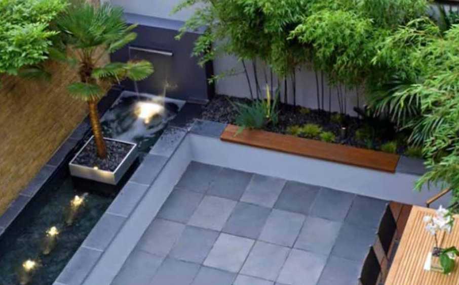 Desain Taman Belakang Rumah Minimalis dengan Lantai Keramik Batu Alam