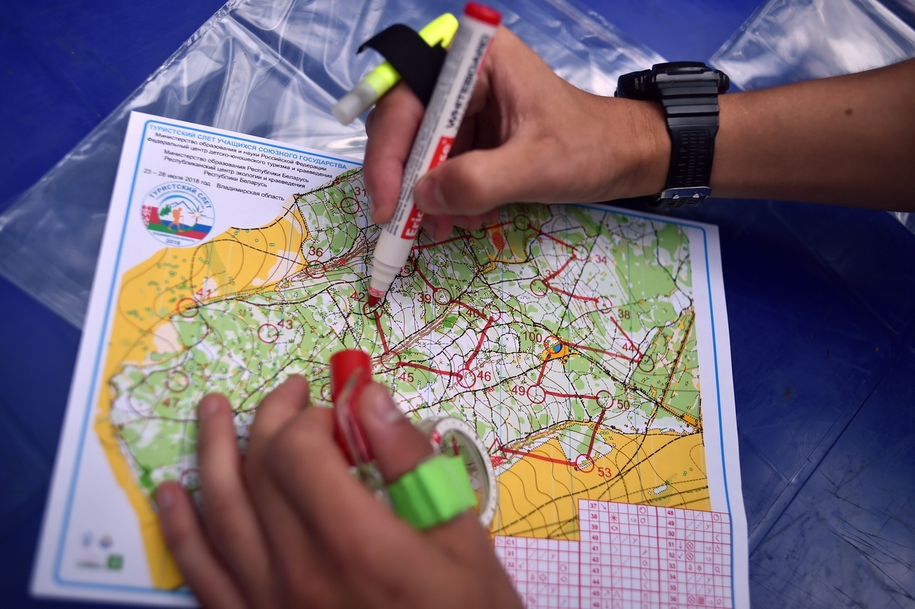 Спортивное ориентирование туризм. Человек с картой ориентирования в поле. Карта ориентир дизайн.