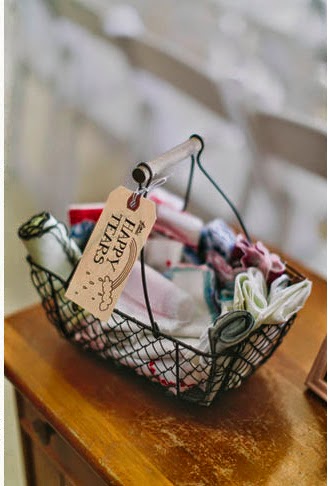 Cesta con pañuelos para los invitados de tu boda - Foto: www.olreylostruecos.com Cesta con pañuelos para los invitados de tu boda - Foto: www.olreylostruecos.com