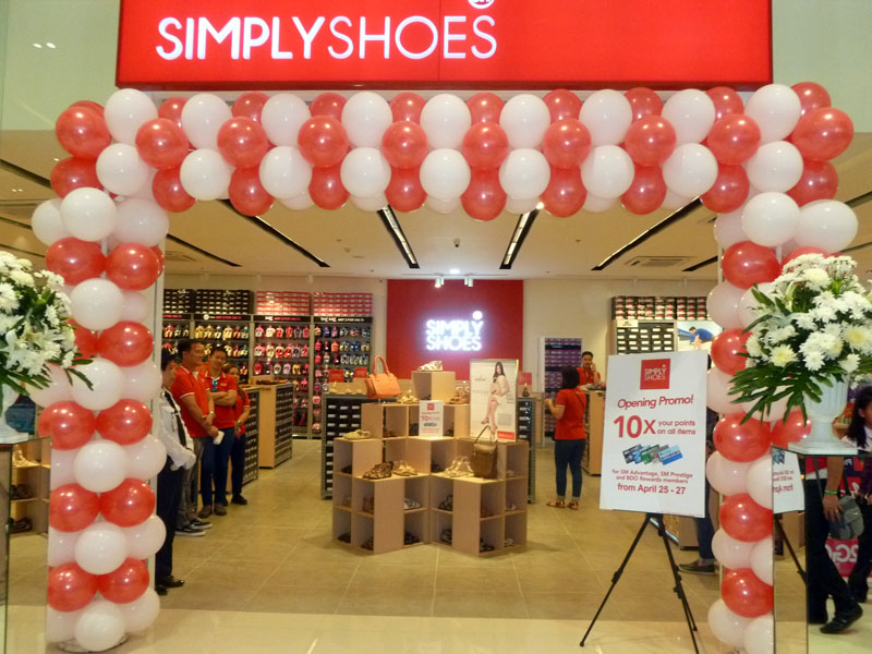 shoe store open now