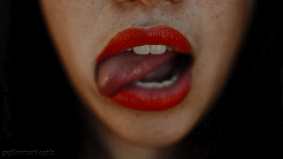Рот девушки с языком. Девушка облизывается. Губы gif. Облизывает губы. Язык облизывающий губы.