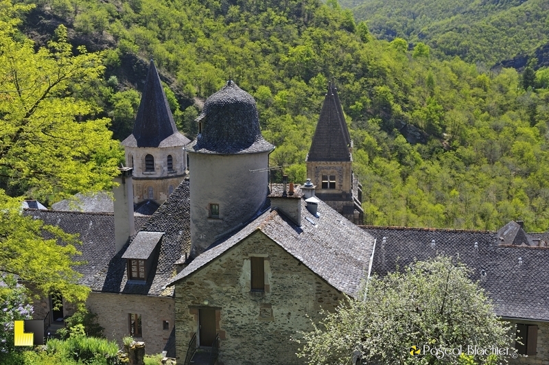 conques dans son écrin de verdure photo pascal blachier