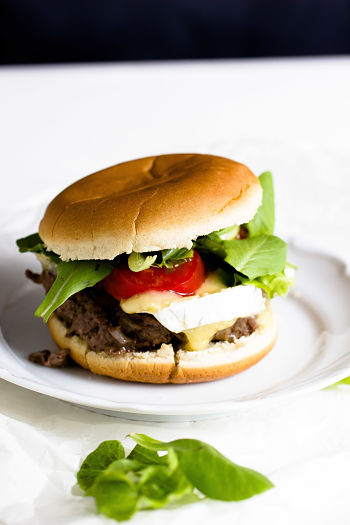 Burger mit Blaubeer-BBQ Sauce und Brie - Sasibella Burger mit Blaubeer-BBQ Sauce und Brie - Sasibella