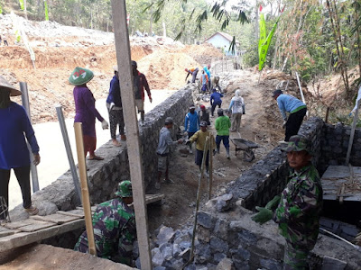 GOTONG ROYONG ADALAH CIRI KHAS WARGA PEDESAAN YANG PATUT DILESTARIKAN