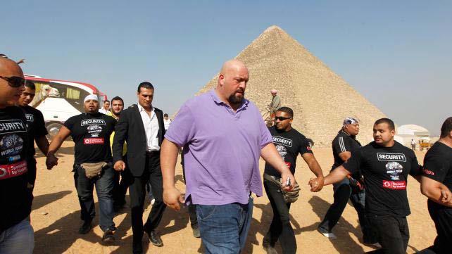 أساحبي: صورة البيج شو في مصر يزور الاهرامات - يمشي في حراسة البودي جارد